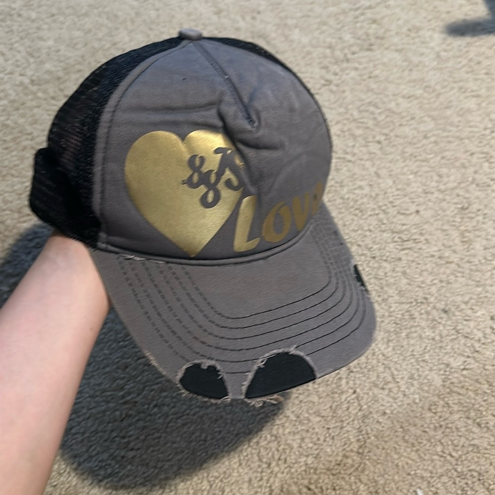 💜5 for $25 88 tees distressed hat